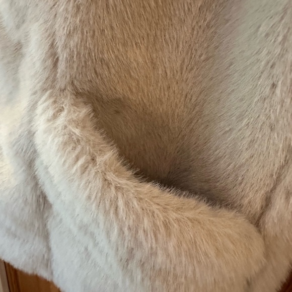 Hartford Cream Faux Fur Vest with Plush Texture and Jungle Lining - Picture 4 of 6